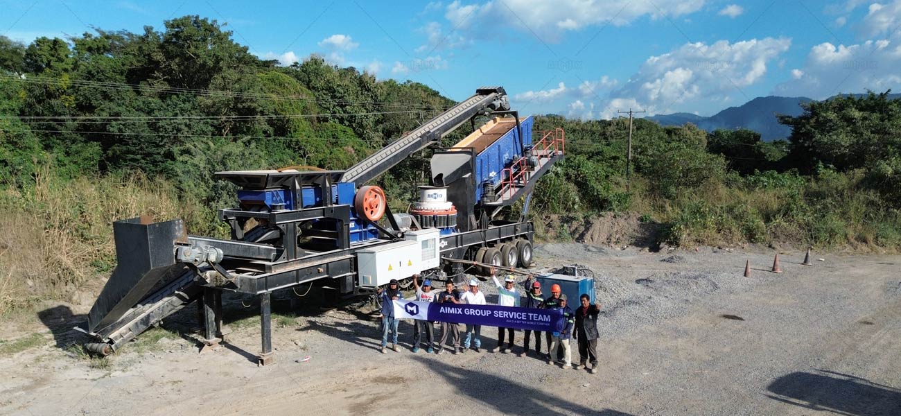 Se ha instalado y puesto en funcionamiento con éxito una trituradora de roca móvil cuatro en uno con capacidad para 50 toneladas/hora en El Salvador. Foto de grupo de nuestros ingenieros de instalación y el cliente.