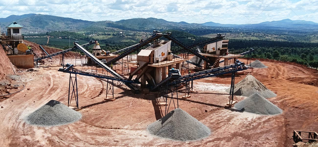En Tanzania se ha instalado una planta trituradora de roca estacionaria, con una capacidad de 120 toneladas por hora, para procesar piedra caliza y producir áridos para sus propios proyectos de construcción.