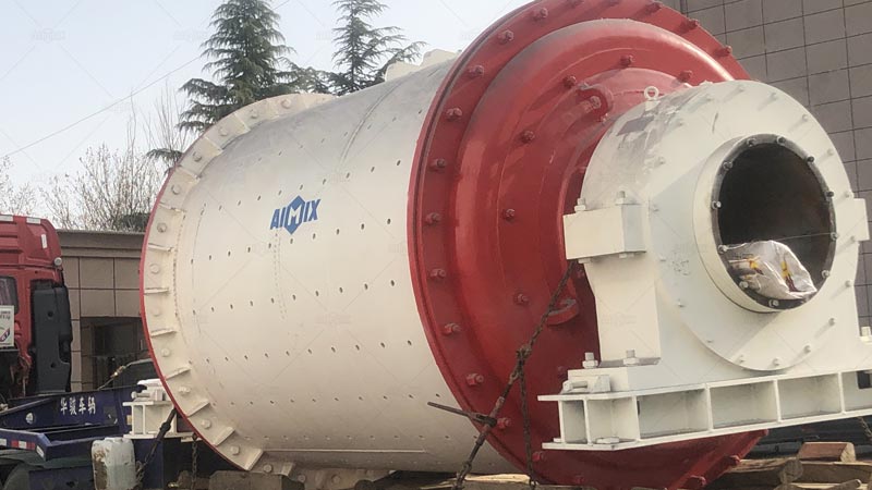 En Ecuador, se utilizan molinos de bolas para moler mineral de oro.