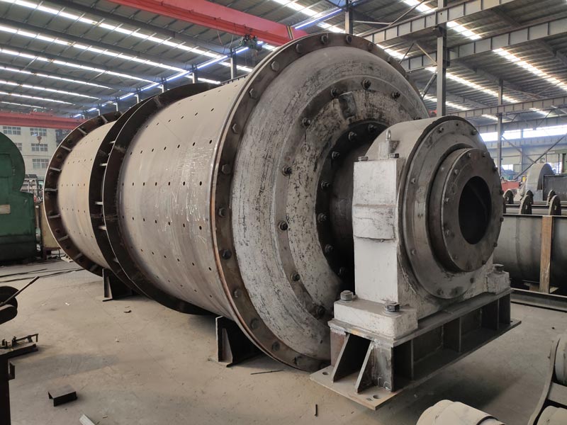 Estructura del cilindro de molino de bolas AIMIX en proceso de fabricación, detalle de soldadura y ensamblaje de componentes